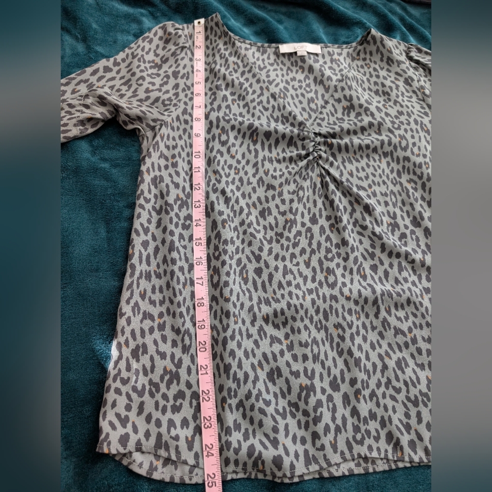 LOFT Women's Size M Gray Leopard Print Top - Picture 5 of 10